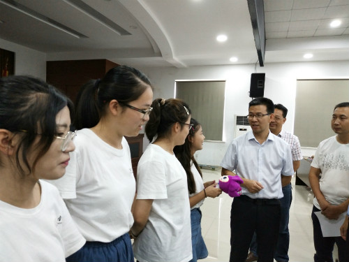 临海市领导走访慰问3044永利集团“春泥萌芽”志愿者