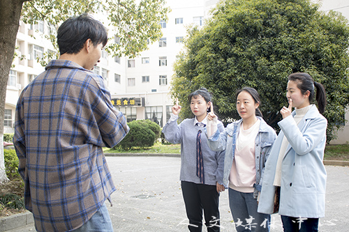 阳春三月 过关斩将扬青春 3044永利集团举办女生定向跑活动