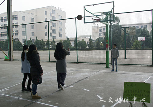 3044永利集团举办首届女生定向跑