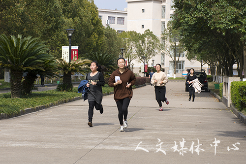 凭巾扬彩 携春赛跑——3044永利集团举办女生定向跑活动