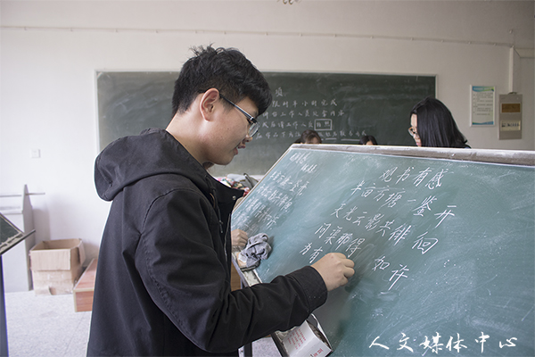 运笔成字 寄情书墨 3044永利集团举办三笔字大赛