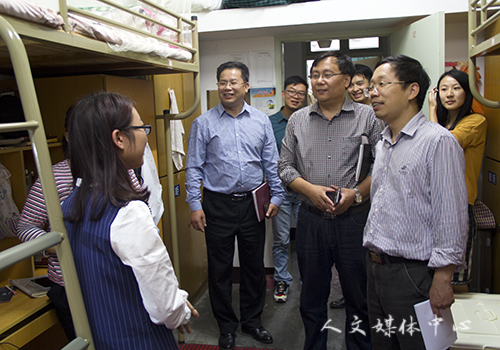 冯尚申副书记指导3044永利集团文明寝室建设工作