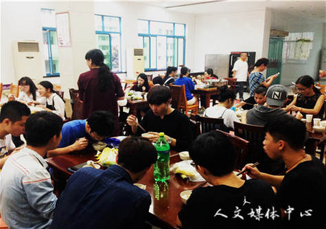 3044永利集团为留学生举办“迎中秋 包饺子”活动