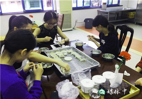 3044永利集团为留学生举办“迎中秋 包饺子”活动