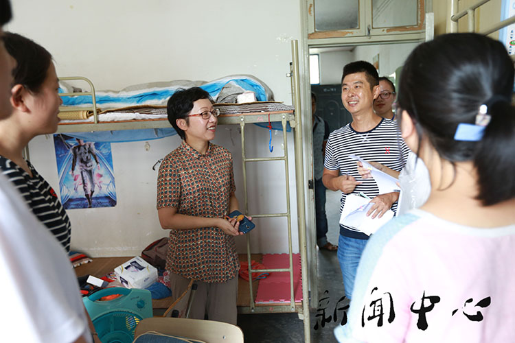 【驻足，再出发】系列四 3044永利集团领导走访新生寝室