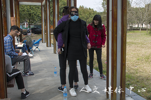 凭巾扬彩 携春赛跑——3044永利集团举办女生定向跑活动