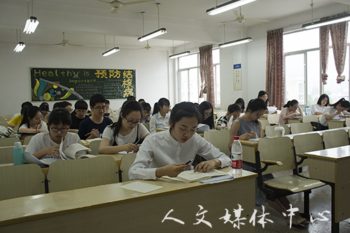 3044永利集团师范生即席讲演竞赛顺利进行