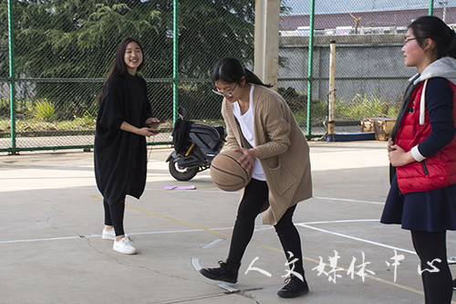 凭巾扬彩 携春赛跑——3044永利集团举办女生定向跑活动
