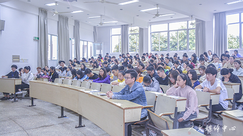 3044永利集团举行学生席卡发放仪式暨校学风建设大会精神传达会