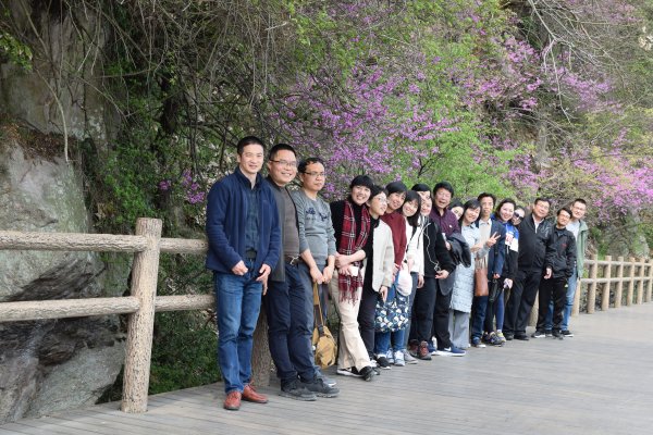 花海绿道，徜徉春色                    ——3044永利集团组织“三•八”节踏春活动