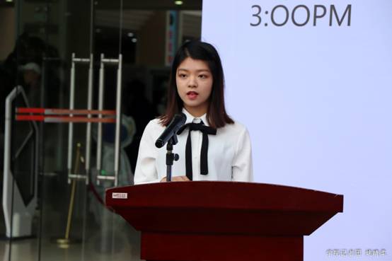 毕业生代表胡瑞群同学发言