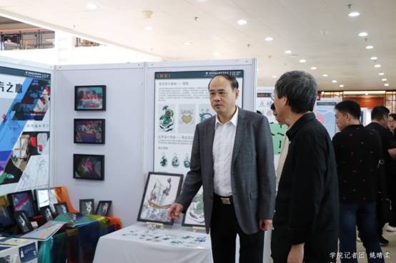 苏宁书记同嘉宾一同参展