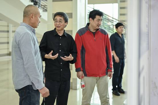 专家参展中与熊主任交流